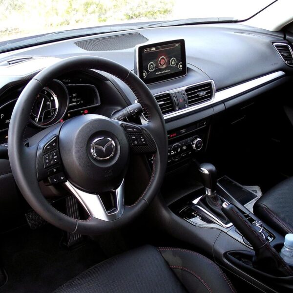 Mazda 3 — dane techniczne, wymiary, silniki, spalanie, pojemność, ceny, opinie