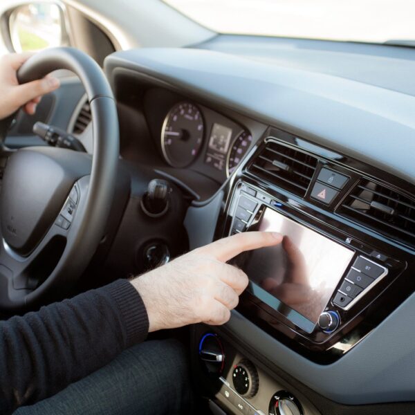 Jak przygotować samochód na długą trasę: lista kontrolna niezbędnych czynności.