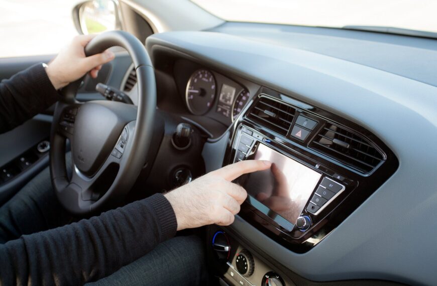 Jak przygotować samochód na długą trasę: lista kontrolna niezbędnych czynności.