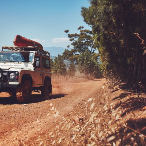 Samochody z napędem na cztery koła — zalety i wady w codziennym użytkowaniu.