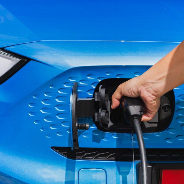 Porównanie samochodów z napędem hybrydowym plug-in i ładowanych wyłącznie z gniazdka: który wybrać?