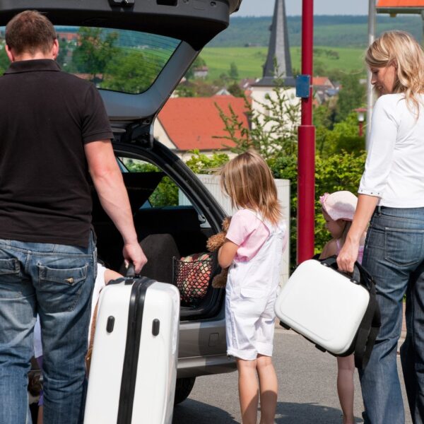 Jak bezpiecznie i ergonomicznie zorganizować przestrzeń bagażową w samochodzie?