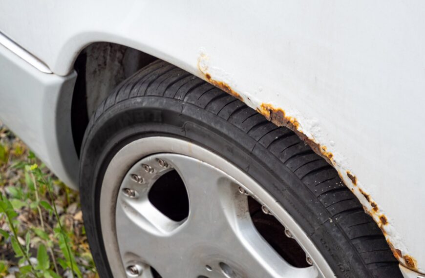 Jak rozpoznać i usunąć rdzę z nadwozia samochodu — praktyczny poradnik.