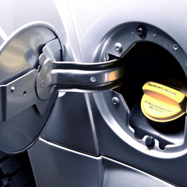 Ekonomiczna jazda samochodem: techniki, które pomogą zaoszczędzić paliwo i pieniądze.