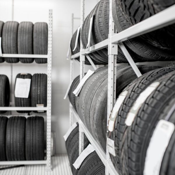 Jak prawidłowo przechowywać opony poza sezonem, aby wydłużyć ich żywotność?