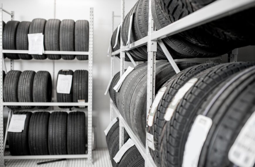 Jak prawidłowo przechowywać opony poza sezonem, aby wydłużyć ich żywotność?