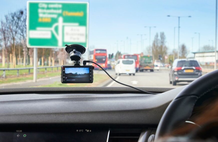 Jak wybrać odpowiedni rejestrator jazdy (dashcam) do samochodu — co brać pod uwagę?