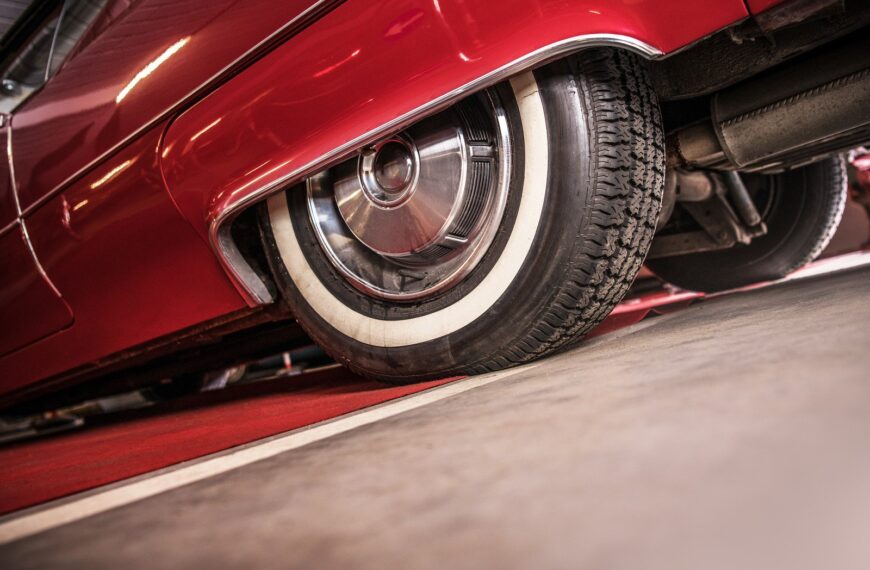 Jak zdiagnozować problemy z zawieszeniem pneumatycznym — objawy i rozwiązania.