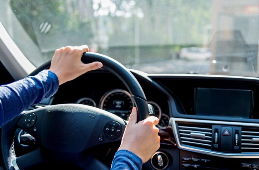 Zasady jazdy defensywnej — jak unikać wypadków na drodze.