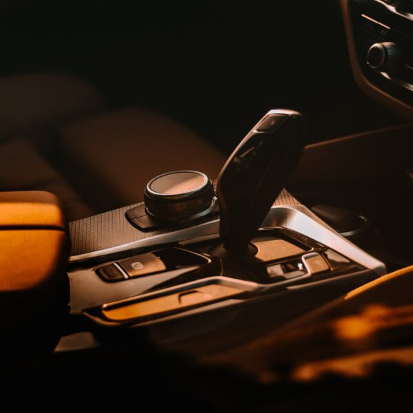 Historia rozwoju automatycznych skrzyń biegów: od pierwszych modeli po najnowsze technologie.