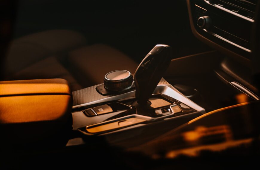 Historia rozwoju automatycznych skrzyń biegów: od pierwszych modeli po najnowsze technologie.