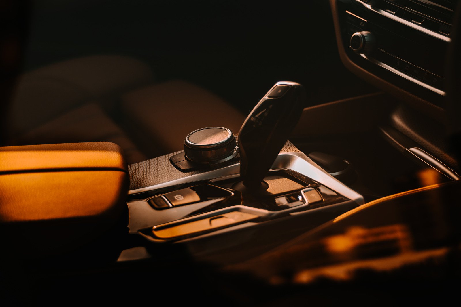 Historia rozwoju automatycznych skrzyń biegów: od pierwszych modeli po najnowsze technologie.