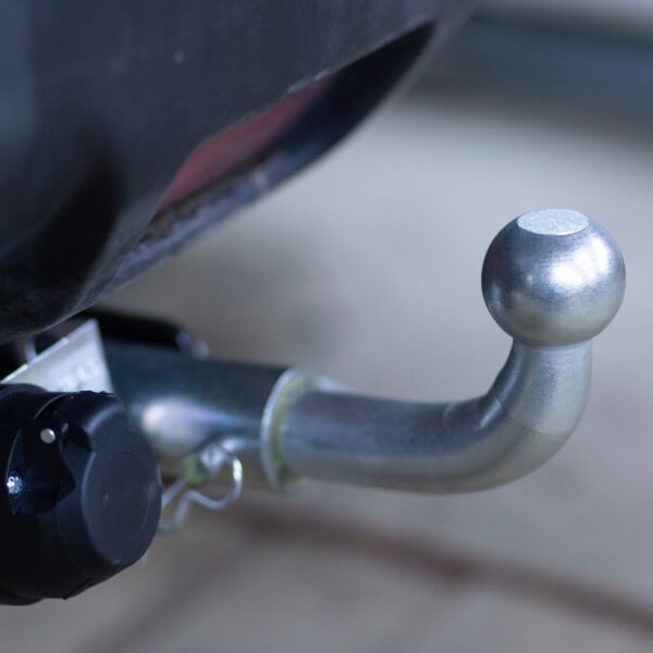 Praktyczny przewodnik po montażu i demontażu haków holowniczych.