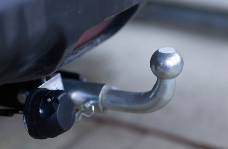 Praktyczny przewodnik po montażu i demontażu haków holowniczych.