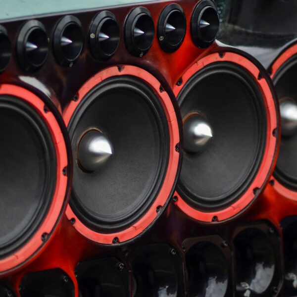 Jak zmodernizować system audio w swoim samochodzie — krok po kroku.