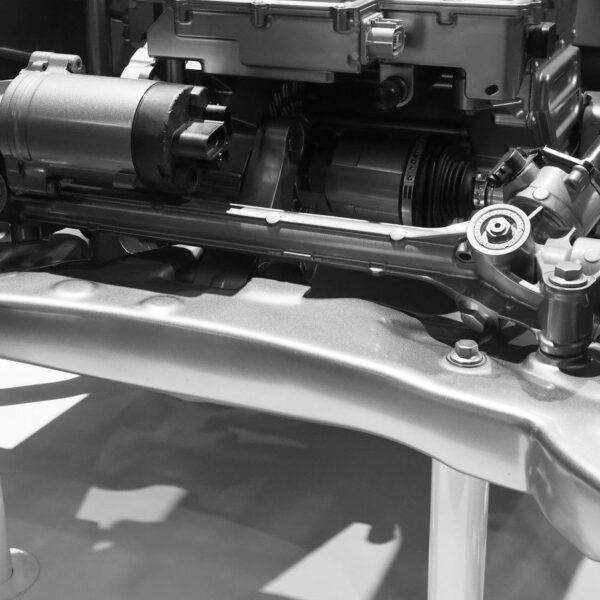 Elektryczne wspomaganie kierownicy — jak działa i jakie są jego zalety w porównaniu do tradycyjnych systemów.