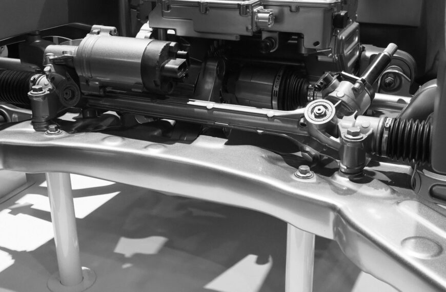 Elektryczne wspomaganie kierownicy — jak działa i jakie są jego zalety w porównaniu do tradycyjnych systemów.