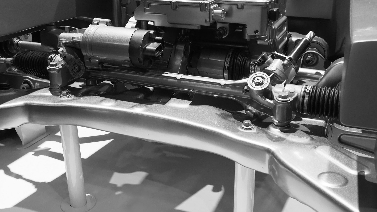 Elektryczne wspomaganie kierownicy — jak działa i jakie są jego zalety w porównaniu do tradycyjnych systemów.