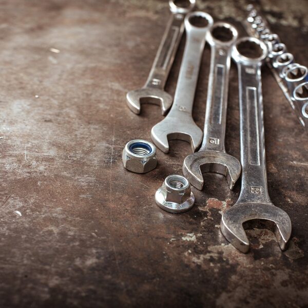 Jakie naprawy można przeprowadzić samodzielnie w samochodzie, a które lepiej zlecić specjalistom?