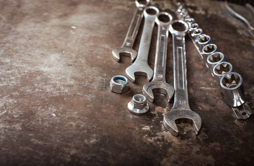 Jakie naprawy można przeprowadzić samodzielnie w samochodzie, a które lepiej zlecić specjalistom?