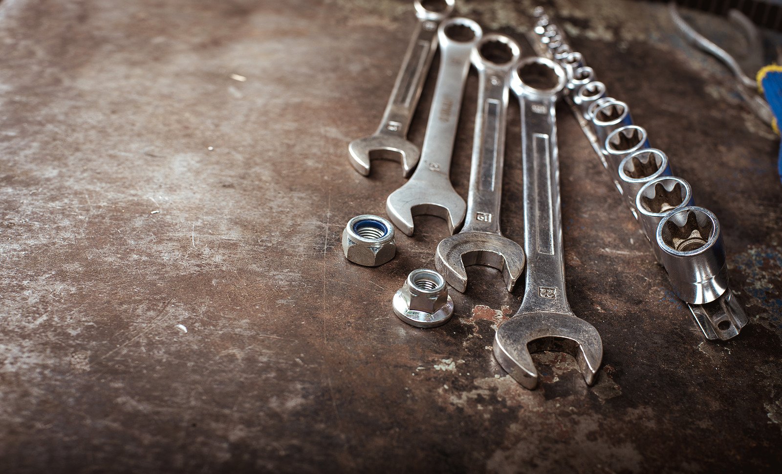 Jakie naprawy można przeprowadzić samodzielnie w samochodzie, a które lepiej zlecić specjalistom?