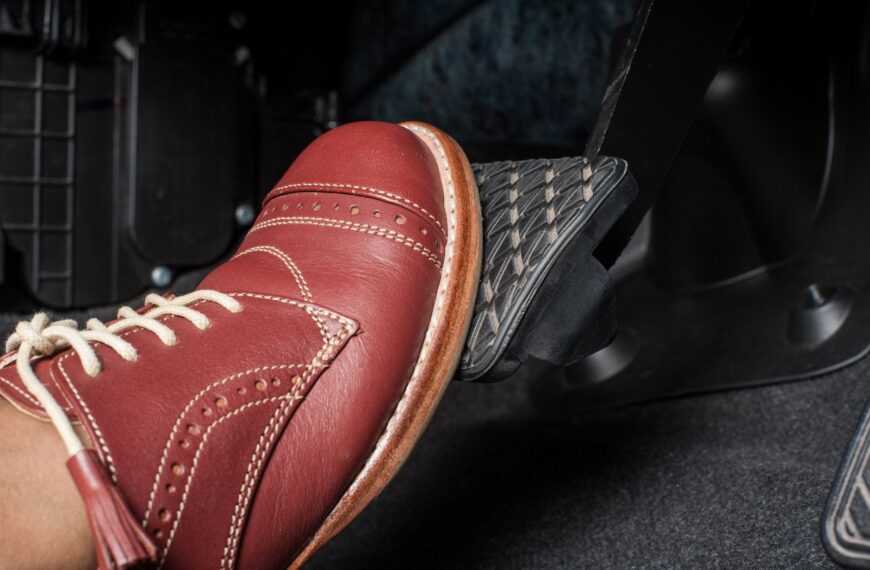 Wpływ stylu jazdy na żywotność hamulców — jak jeździć, aby rzadziej je wymieniać.