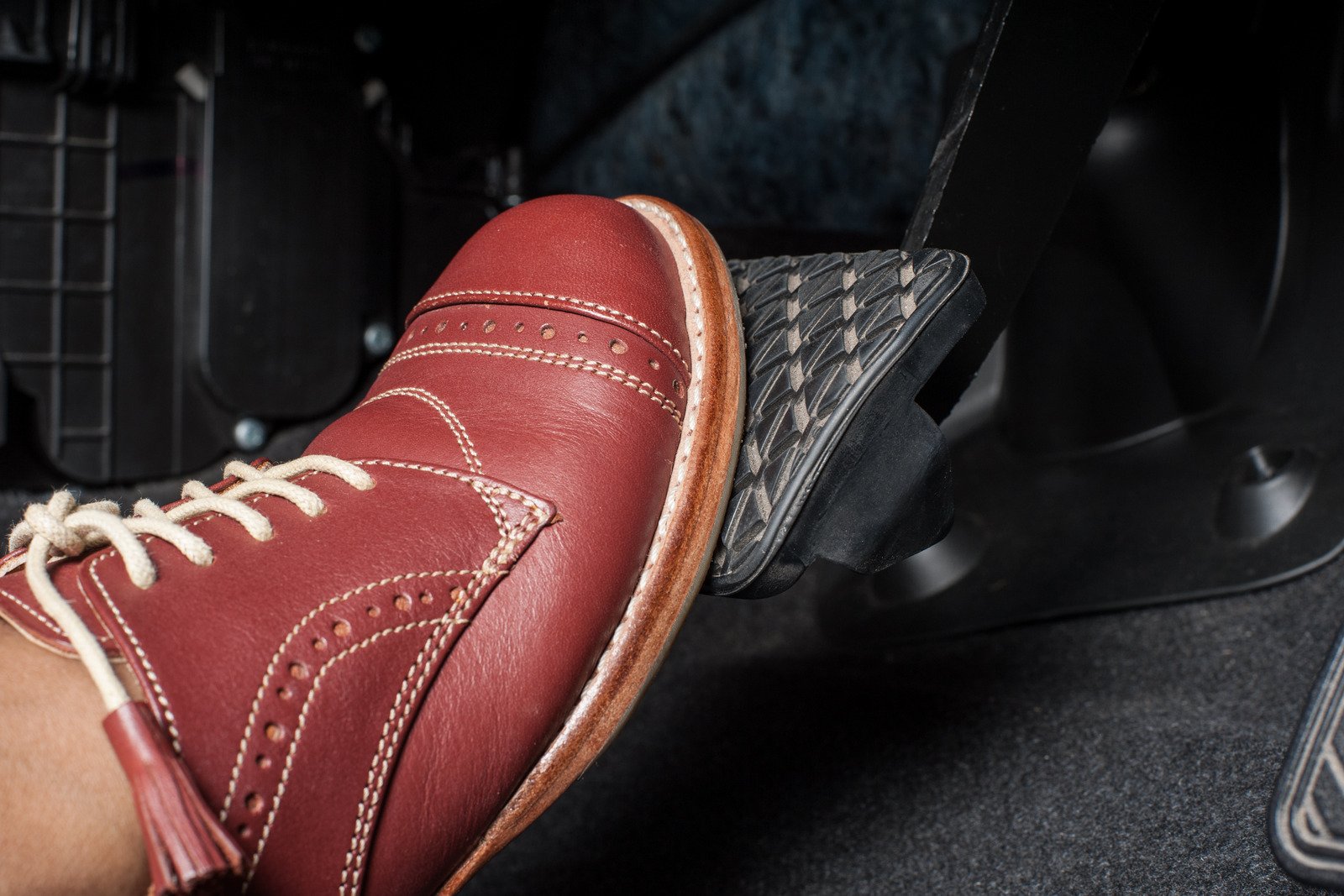 Wpływ stylu jazdy na żywotność hamulców — jak jeździć, aby rzadziej je wymieniać.