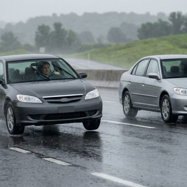 Jak aquaplaning zagraża kierowcy i jak go uniknąć?